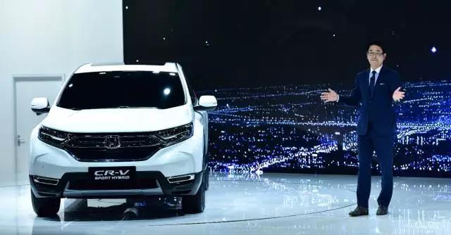 作為全球最暢銷的SUV， CR-V創(chuàng)造了無數(shù)個(gè)奇跡。撇開全球不說，從2004年CR-V被引進(jìn)到中國市場以來，就開拓了城市SUV市場，開啟了國內(nèi)高品質(zhì)SUV生活潮流。進(jìn)取之路永不停止，就在此次上海車展期間，東風(fēng)本田CR-V也終于迎來了全新?lián)Q代，實(shí)現(xiàn)了從內(nèi)到外的全面革新。